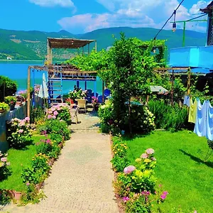 Couette-café Erda Lakeside, Lini